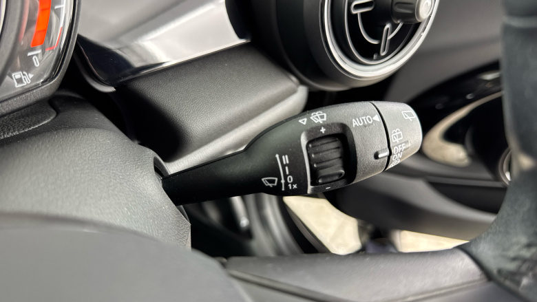 MINI Hatchback 1.5 Cooper Classic 3dr Auto [Comfort/Nav Pack] Petrol Hatchback